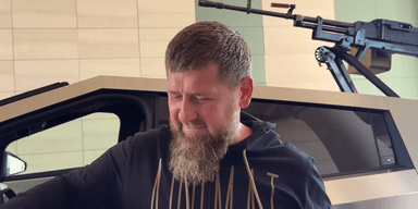 Кадиров встановив кулемет на Tesla Cybertruck і пообіцяв відправити пікап в Україну (відео)