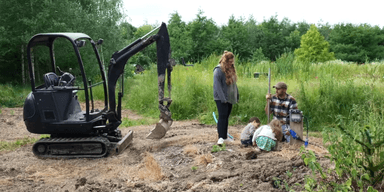 Молода сім'я поїхала жити до лісу без світла і води: що з цього вийшло (відео)