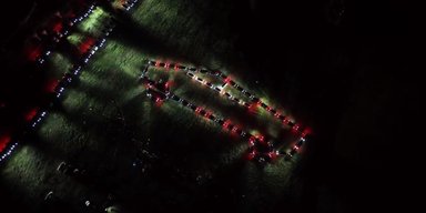 Tesla Cybertruck з десятків електромобілів: у США показали унікальне світлове шоу (відео)