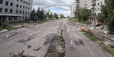 Танк Leopard вдарив по багатоповерхівці в Покровську, де сиділа російська ДРГ (відео)