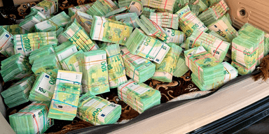 Знайшли в багажнику: у бухгалтерки постачальника продуктів Міноборони вилучили 4,7 млн євро