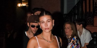 Хейли Бибер показала, с чем сочетать белый топ летом 2023 года (фото)