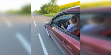 "Мчала" трасою: суд покарав батька восьмирічної дівчинки, яка самостійно кермувала авто (відео)