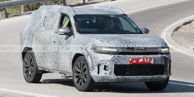 Старший брат "Дастера": доступний сімейний кросовер Dacia помітили на дорогах (фото)