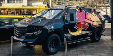 У Києві помітили унікальний автомобіль Red Bull із телевізорами та холодильником (фото)