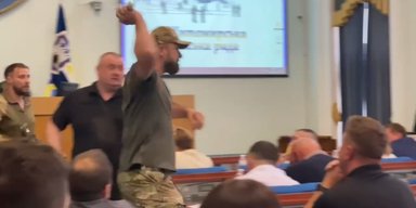 Призвал пересмотреть свою мораль: в Житомире боец ВСУ забросал землей депутатов горсовета (видео)