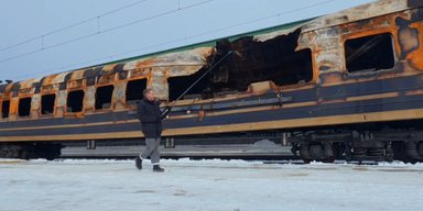 Свидетельство преступлений ВС РФ: уничтоженный россиянами поезд везут в Киев (видео)