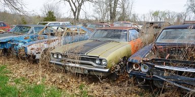 Ржавые раритеты: в США обнаружили огромное кладбище ретро-авто (видео)