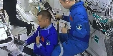 Космічна перукарня: як китайські астронавти на орбіті роблять зачіску (відео)