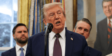 "Безумные подонки": Трамп пригрозил новыми ударами по Ирану