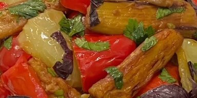 Салат с баклажанами и перцем: как приготовить вкусное сезонное блюдо