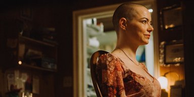 "Бугония" рецензия: Лысая Эмма Стоун сражается с теорией заговора и открывает портал калькулятором