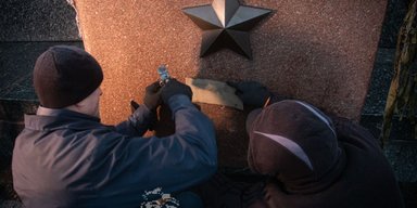 Демонтували Москву та Мінськ: з алеї біля "Батьківщини-Матері" прибрали назви міст-героїв (фото)