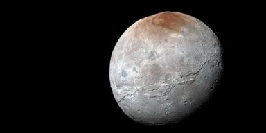 Крупнейший спутник Плутона замедляет свое вращение: что происходит (фото)