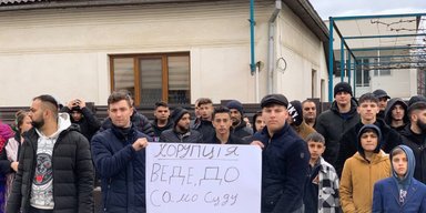Убийство рома на Закарпатье: родственники погибшего митингуют под зданием суда (фото, видео)