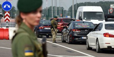Виїзд жінок за кордон: кого можуть не випустити і як працює перевірка