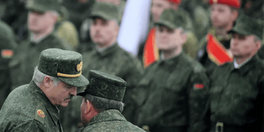Лукашенко подписал указ о призыве офицеров запаса на военную службу: детали
