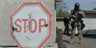 Отбирают автомобили и заставляют рыть окопы: в ЦНС рассказали о действиях ВС РФ в оккупации