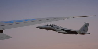 Саудовские истребители F-15 эффектно сопроводили самолет Трампа Air Force One (видео)