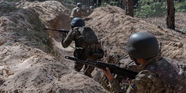 Використовують танки для посилення штурмів: у НГУ розповіли про ситуацію біля Часового Яру (карта)