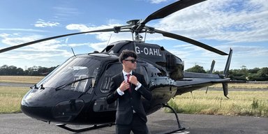 Відчув себе Бондом: школяр у стилі знаменитого кіногероя прибув на свій випускний