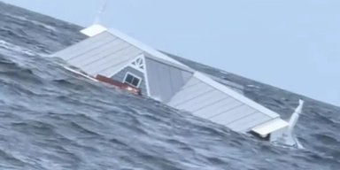 Рыбак заметил дом, плавающий посреди моря: как он там оказался (видео)