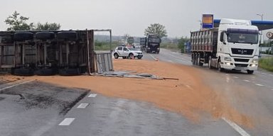 В Одеській області перекинула фура з зерном, водія госпіталізовано у тяжкому стані (фото)