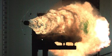 В Китае рельсотрон выстрелил "умной" бомбой со скоростью 6125 км/ч, но промахнулся