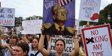 В США проходят массовые акции против политики Трампа: сотни тысяч людей вышли на улицы (видео)