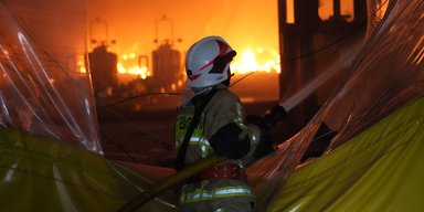 Залучили пожежні потяги: в Мукачеві після удару РФ другу добу горить американський завод (відео)
