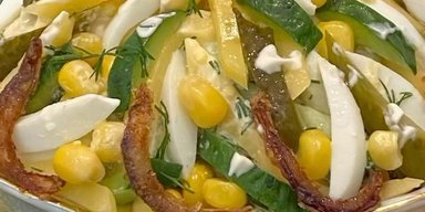 Вкуснятина за 10 минут: рецепт салата с огурцами и кукурузой