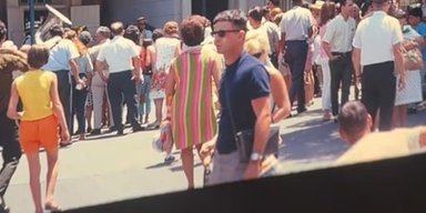 "Мандрівник у часі": на знімку 1960-х років виявили дивно одягненого чоловіка (фото)