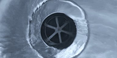 Вода течет в раковине в разных направлениях в Северном и Южном полушариях: правда или миф