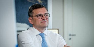 "Будем искать точки соприкосновения": Кулеба прибыл в Китай для разговора о мире (видео)