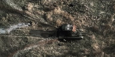 "Не имеет аналогов в мире": российский танк запутался в колючей проволоке и заглох (видео)