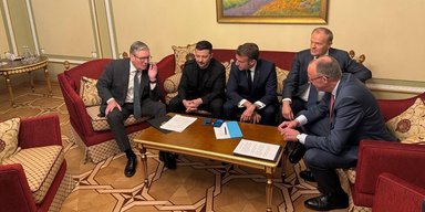 Макрон попередив Зеленського про зраду США: Der Spiegel опублікував стенограму розмови