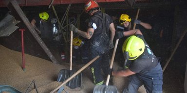 У Чернігові загинули три людини: їх засипало 100 тонн зерна, — ДСНС (фото)