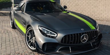 Їх випустили лише 750: в Україну приїхав яскравий лімітований суперкар Mercedes (фото)