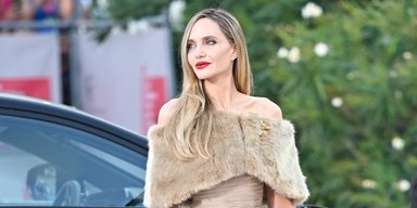 Символизм в каждой детали: Анджелина Джоли в платье цвета шампанского появилась на премьере