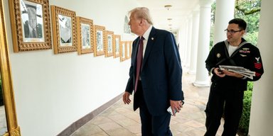 Трамп прибрав з "алеї слави" Білого дому портрет Байдена: що повісили натомість