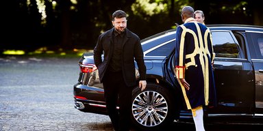 Впервые за время войны с РФ: Зеленский появился на саммите НАТО в черном костюме (видео)