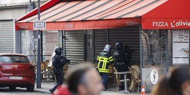 Под Парижем владелец ресторана захватил заложников в своем заведении (видео)