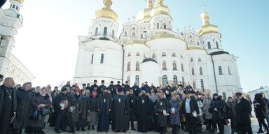 Як одягатися в церкву: Епіфаній розповів, чи обов'язково жінкам бути в хустках та спідницях