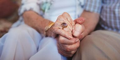 Мужчина полюбил 96-летнюю женщину в доме престарелых: они поженились (фото)