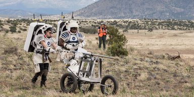 Без рукавів, штанин і в сонячних окулярах: астронавти NASA тестують абсурдні скафандри на Місяць (фото)