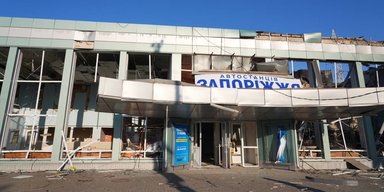 Россияне ударили авиабомбами по автовокзалу и клинике в Запорожье: все подробности (фото, видео)