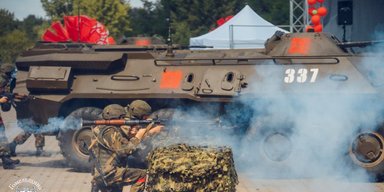 В Беларуси видели военную технику с красными отметками: что это значит