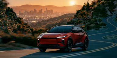 Недорогий і потужний: представлено найяскравіший електрокросовер Toyota для молоді (фото)