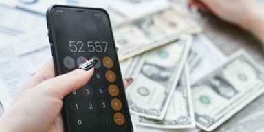 "Ваш рахунок закривається". Чому банк може розірвати договір з клієнтом та чи поверне кошти