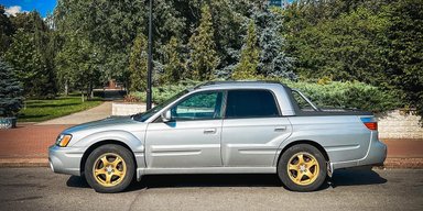 У Києві помітили дуже рідкісний і незвичайний пікап Subaru (фото)